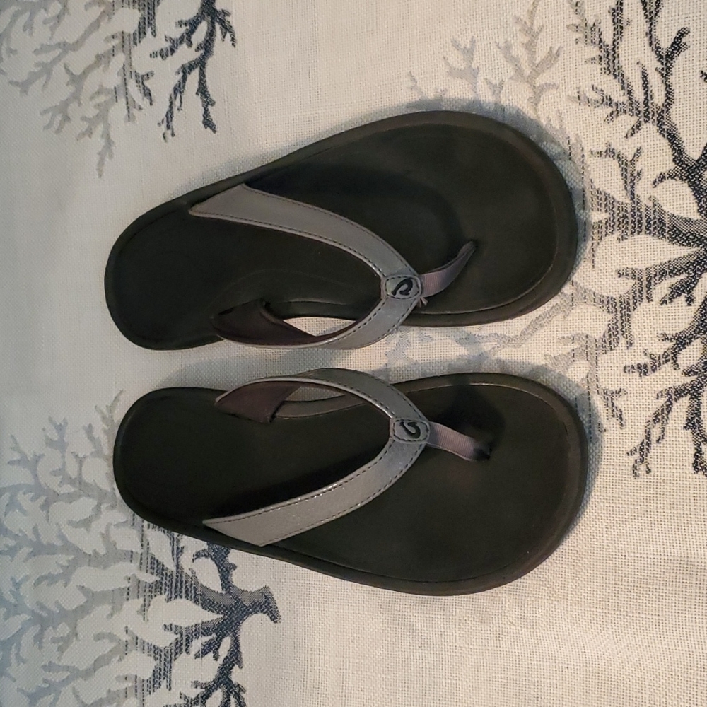 OluKai Womens Kulapa Kai Gray /Black Flip Flops Size 9 Eur 39